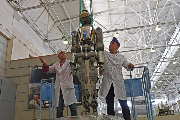 Сотрудники ракетно-космической корпорации Энергия извлекают робота Федора из спускаемого аппарата космического корабля Союз МС-14 после полета на МКС Сотрудники ракетно-космической корпорации Энергия извлекают робота Федора из спускаемого аппарата космического корабля Союз МС-14 после полета на МКС