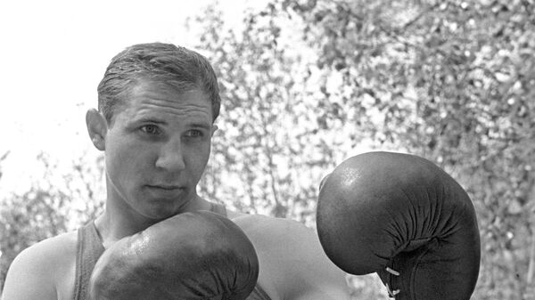 Советский боксёр, чемпион Олимпийских игр 1964 года в Токио, 2-кратный чемпион Европы, 7-кратный чемпион СССР Валерий Попенченко. На Олимпиаде в Токио был награждён Кубком Вала Баркера как самый техничный боксёр. Советский боксёр, чемпион Олимпийских игр 1964 года в Токио, 2-кратный чемпион Европы, 7-кратный чемпион СССР Валерий Попенченко. На Олимпиаде в Токио был награждён Кубком Вала Баркера как самый техничный боксёр.