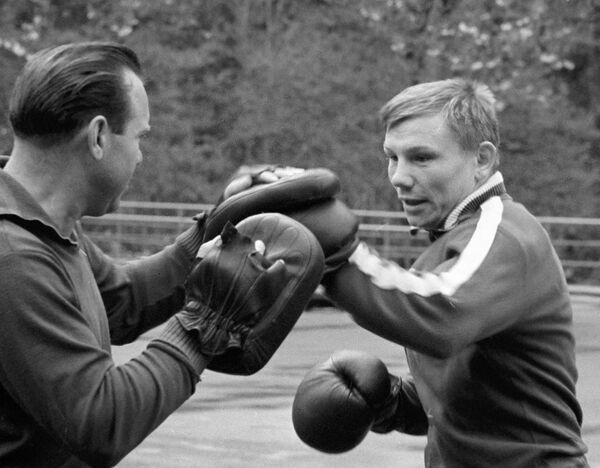 Чемпион Токийской Олимпиады 1964 года по боксу в полулегком весе Станислав Степашкин (справа) со своим тренером Юрием Соколовым (слева). Чемпион Токийской Олимпиады 1964 года по боксу в полулегком весе Станислав Степашкин (справа) со своим тренером Юрием Соколовым (слева).