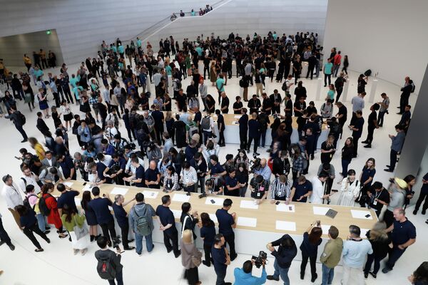 Посетители на презентации новинок компании Apple Посетители на презентации новинок компании Apple