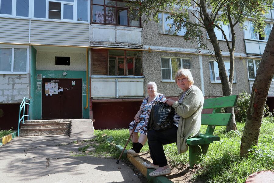 Местные жительницы во дворе дома Местные жительницы во дворе дома