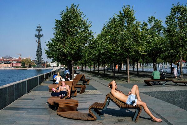 Люди на улице Москвы Люди на улице Москвы