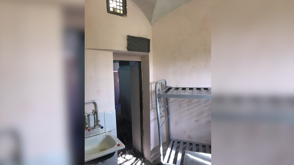 Интерьер камеры в старинной башне Бутырской тюрьмы Интерьер камеры в старинной башне Бутырской тюрьмы