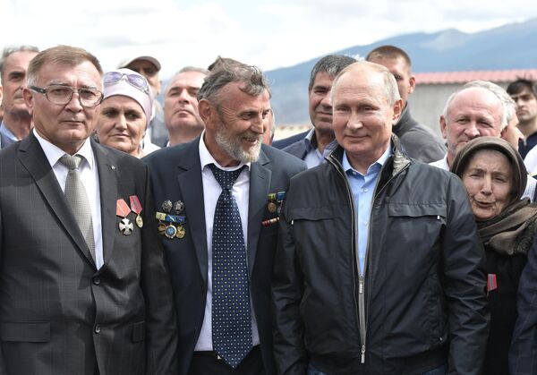 Президент РФ Владимир Путин во время общения с местными жителями перед возложением цветов к памятнику участникам Великой Отечественной войны, локальных войн и ополченцам - участникам боевых действий на территории Дагестана в 1999 году Президент РФ Владимир Путин во время общения с местными жителями перед возложением цветов к памятнику участникам Великой Отечественной войны, локальных войн и ополченцам - участникам боевых действий на территории Дагестана в 1999 году