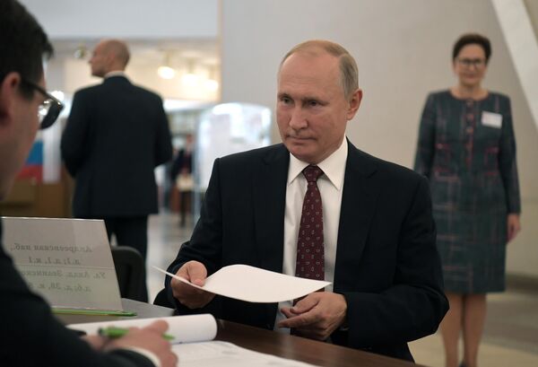 Президент РФ Владимир Путин во время голосования на выборах депутатов в Московскую городскую Думу на избирательном участке № 2151 в здании РАН Президент РФ Владимир Путин во время голосования на выборах депутатов в Московскую городскую Думу на избирательном участке № 2151 в здании РАН