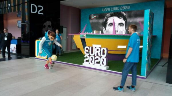 Во время 23-й сессии генассамблеи UNWTO в Санкт-Петербурге и форума Saint Petersburg Travel Hub желающие могли сыграть в футбол на фоне логотипа Euro2020