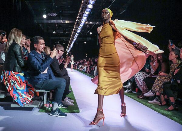 Модель на показе Brandon Maxwell на Неделе моды в Нью-Йорке Модель на показе Brandon Maxwell на Неделе моды в Нью-Йорке