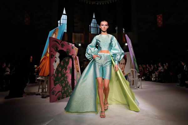 Модель на показе Christian Siriano на Неделе моды в Нью-Йорке Модель на показе Christian Siriano на Неделе моды в Нью-Йорке