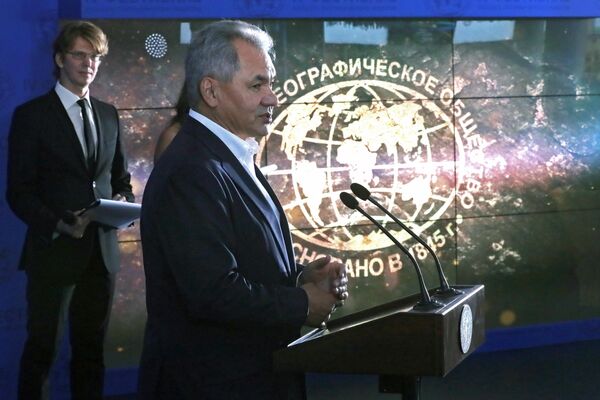 Министр обороны РФ, президент Русского географического общества Сергей Шойгу во время награждения победителей Всероссийского конкурса Лучший гид России и V фотоконкурса РГО Самая красивая страна Министр обороны РФ, президент Русского географического общества Сергей Шойгу во время награждения победителей Всероссийского конкурса Лучший гид России и V фотоконкурса РГО Самая красивая страна