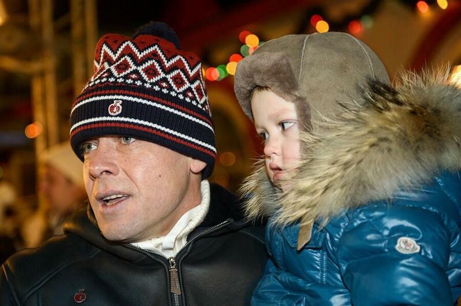 Москва. Каток на Красной Площади. Павел Буре с сыном Павлом. 2014 год Москва. Каток на Красной Площади. Павел Буре с сыном Павлом. 2014 год