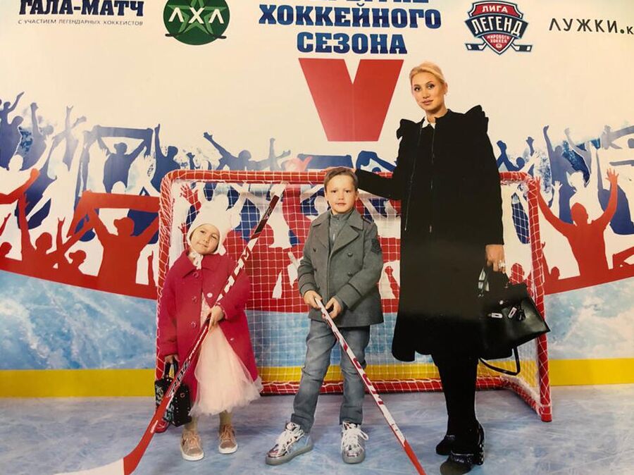 Подмосковье. Открытие хоккейного сезона. Алина Буре с детьми. 2018 год Подмосковье. Открытие хоккейного сезона. Алина Буре с детьми. 2018 год