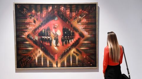 Посетительница у картины Восстание художника Климента Редько в Третьяковской галерее на Крымском Валу Посетительница у картины Восстание художника Климента Редько в Третьяковской галерее на Крымском Валу