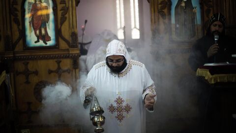 Коптский монах во время мессы в Красном монастыре в окрестностях Сохага, Египет Коптский монах во время мессы в Красном монастыре в окрестностях Сохага, Египет