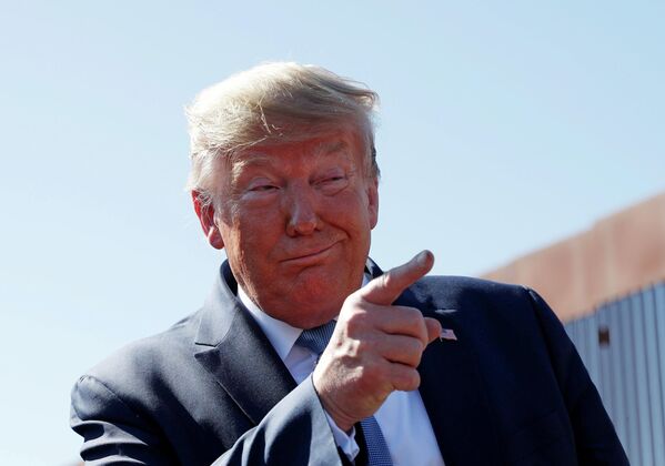 Президент США Дональд Трамп во время визита на участок пограничной стены между США и Мексикой Президент США Дональд Трамп во время визита на участок пограничной стены между США и Мексикой