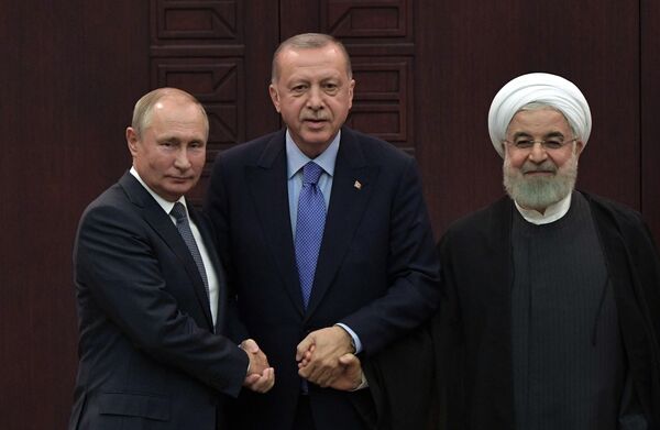 Президент РФ Владимир Путин, президент Турции Реджеп Тайип Эрдоган и президент Ирана Хасан Рухани (слева направо) на совместной пресс-конференции Президент РФ Владимир Путин, президент Турции Реджеп Тайип Эрдоган и президент Ирана Хасан Рухани (слева направо) на совместной пресс-конференции