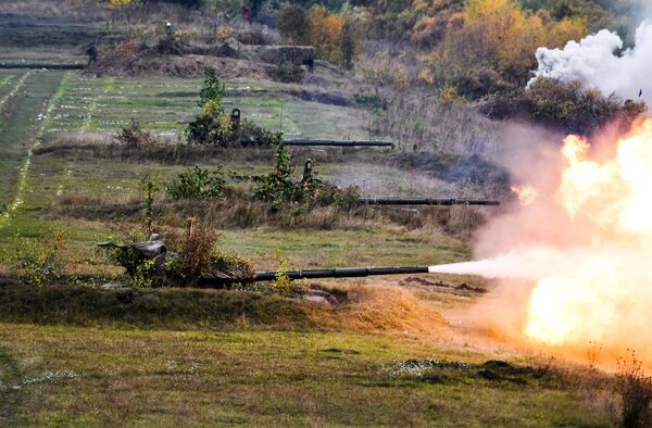 Танк Т-72 на полигоне Юргинский в Кемеровской области во время стратегических командно-штабных учений Центр-2019 Танк Т-72 на полигоне Юргинский в Кемеровской области во время стратегических командно-штабных учений Центр-2019