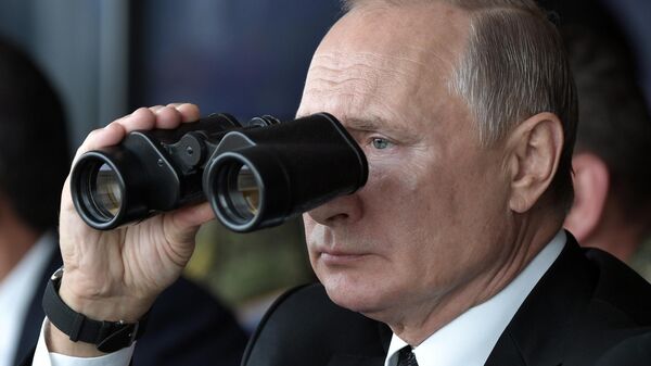 Президент РФ Владимир Путин наблюдает за проведением основного этапа стратегического командно-штабного учения Центр-2019 на полигоне Донгуз Президент РФ Владимир Путин наблюдает за проведением основного этапа стратегического командно-штабного учения Центр-2019 на полигоне Донгуз