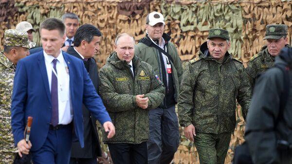 Президент РФ Владимир Путин, президент Киргизии Сооронбай Жээнбеков, министр обороны РФ Сергей Шойгу и начальник Генерального штаба Вооруженных сил РФ - первый заместитель министра обороны РФ Валерий Герасимов на полигоне Донгуз Президент РФ Владимир Путин, президент Киргизии Сооронбай Жээнбеков, министр обороны РФ Сергей Шойгу и начальник Генерального штаба Вооруженных сил РФ - первый заместитель министра обороны РФ Валерий Герасимов на полигоне Донгуз