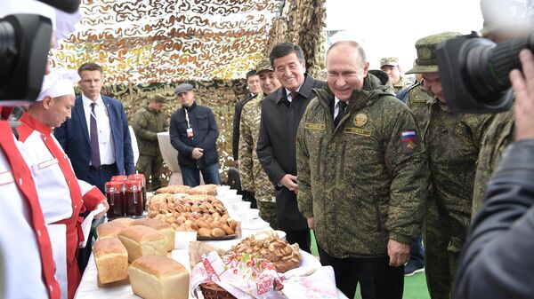Президент РФ Владимир Путин и президент Киргизии Сооронбай Жээнбеков на полигоне Донгуз, где проходит основной этап стратегического командно-штабного учения Центр-2019 Президент РФ Владимир Путин и президент Киргизии Сооронбай Жээнбеков на полигоне Донгуз, где проходит основной этап стратегического командно-штабного учения Центр-2019