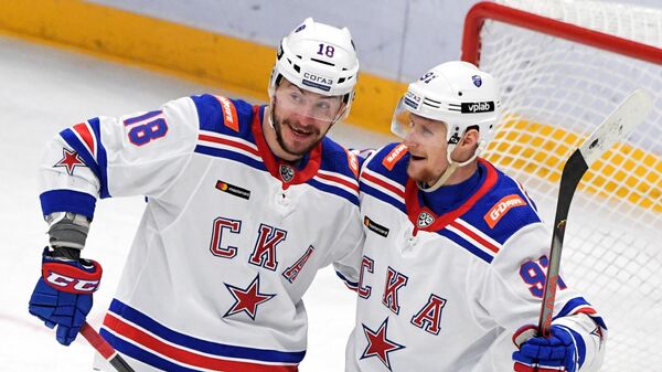 Хоккеисты СКА Александр Дергачев и Максим Карпов Хоккеисты СКА Александр Дергачев и Максим Карпов