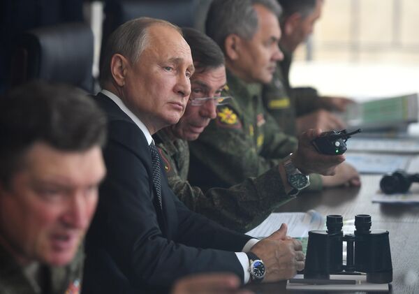 Президент РФ Владимир Путин наблюдает за проведением основного этапа стратегического командно-штабного учения Центр-2019 на полигоне Донгуз Президент РФ Владимир Путин наблюдает за проведением основного этапа стратегического командно-штабного учения Центр-2019 на полигоне Донгуз