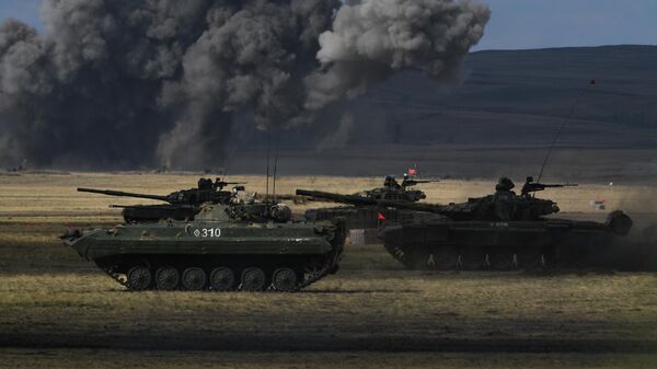 БМП-2 и танк Т-72Б3 во время основного этапа стратегического командно-штабного учения Центр-2019 на полигоне Донгуз БМП-2 и танк Т-72Б3 во время основного этапа стратегического командно-штабного учения Центр-2019 на полигоне Донгуз
