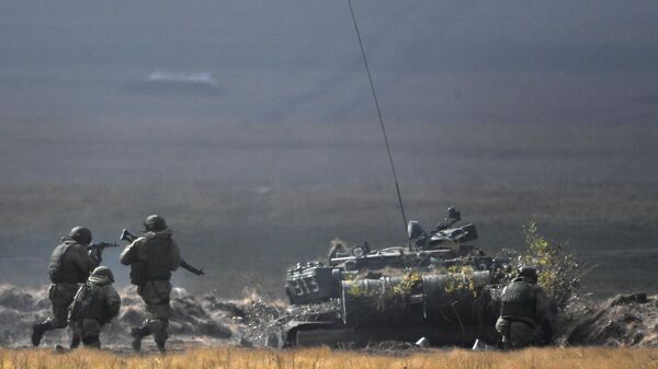 Танк Т-72Б3 во время основного этапа стратегического командно-штабного учения Центр-2019 на полигоне Донгуз Танк Т-72Б3 во время основного этапа стратегического командно-штабного учения Центр-2019 на полигоне Донгуз