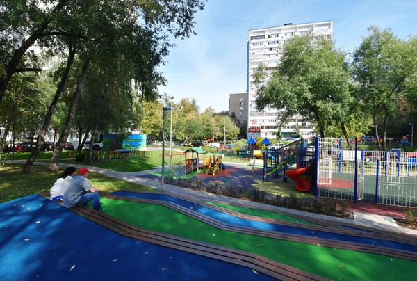 Благоустроенный двор на улице Бакинская в Москве Благоустроенный двор на улице Бакинская в Москве