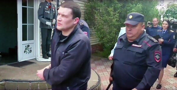 Александр Агеев во время следственного эксперимента Александр Агеев во время следственного эксперимента