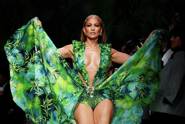 Дженнифер Лопес во время показа коллекции Versace на Неделе моды в Милане Дженнифер Лопес во время показа коллекции Versace на Неделе моды в Милане