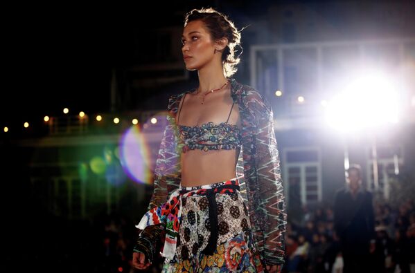 Модель Белла Хадид во время показа коллекции Missoni на Неделе моды в Милане Модель Белла Хадид во время показа коллекции Missoni на Неделе моды в Милане
