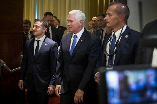 Президент Украины Владимир Зеленский и вице-президент США Майк Пенс перед своими переговорами в Варшаве Президент Украины Владимир Зеленский и вице-президент США Майк Пенс перед своими переговорами в Варшаве