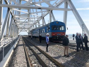 Тепловоз проехал в тестовом режиме по железнодорожной части Крымского моста Тепловоз проехал в тестовом режиме по железнодорожной части Крымского моста