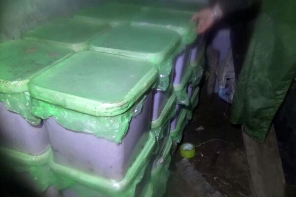 Более 5 тонн икры лососевых видов рыб выявлено и изъято пограничным управлением ФСБ России по восточному арктическому району Более 5 тонн икры лососевых видов рыб выявлено и изъято пограничным управлением ФСБ России по восточному арктическому району
