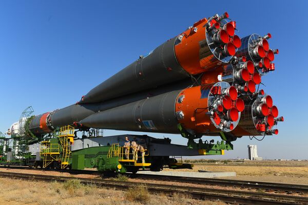 Транспортировка ракеты-носителя Союз-ФГ с пилотируемым кораблем Союз МС-15 на стартовую площадку космодрома Байконур Транспортировка ракеты-носителя Союз-ФГ с пилотируемым кораблем Союз МС-15 на стартовую площадку космодрома Байконур