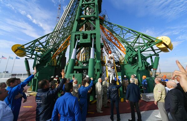 Члены основного экипажа МКС-61/62 перед стартом ракеты-носителя Союз-ФГ с пилотируемым кораблем Союз МС-15 на космодроме Байконур Члены основного экипажа МКС-61/62 перед стартом ракеты-носителя Союз-ФГ с пилотируемым кораблем Союз МС-15 на космодроме Байконур