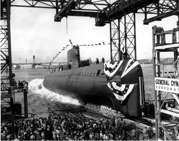 Первая американская атомная подводная лодка USS Nautilus (SS-571) в реке Темзе в Гротоне, штат Коннектикут. 1954 год Первая американская атомная подводная лодка USS Nautilus (SS-571) в реке Темзе в Гротоне, штат Коннектикут. 1954 год