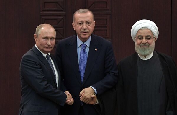 Президент РФ Владимир Путин, президент Турции Реджеп Тайип Эрдоган и президент Ирана Хасан Рухани на совместной пресс-конференции по итогам V встречи глав государств - гарантов Астанинского процесса содействия сирийскому урегулированию Президент РФ Владимир Путин, президент Турции Реджеп Тайип Эрдоган и президент Ирана Хасан Рухани на совместной пресс-конференции по итогам V встречи глав государств - гарантов Астанинского процесса содействия сирийскому урегулированию