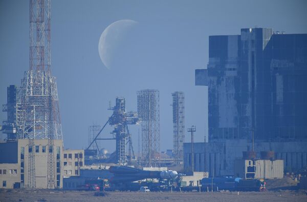 Транспортировка ракеты-носителя Союз-ФГ с пилотируемым кораблем Союз МС-15 на стартовую площадку космодрома Байконур Транспортировка ракеты-носителя Союз-ФГ с пилотируемым кораблем Союз МС-15 на стартовую площадку космодрома Байконур