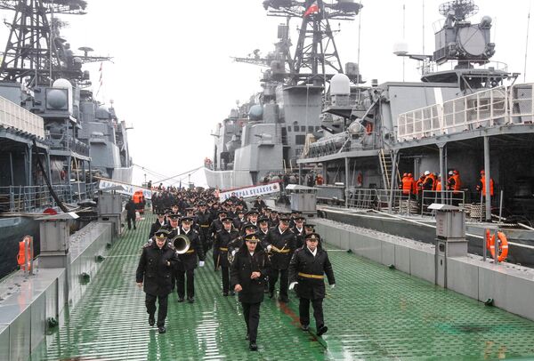 Большой противолодочный корабль Вице-адмирал Кулаков во время встречи отряда боевых кораблей и судов обеспечения Северного флота, выполнившего задачи дальнего похода по морям Северного Ледовитого океана. Большой противолодочный корабль Вице-адмирал Кулаков во время встречи отряда боевых кораблей и судов обеспечения Северного флота, выполнившего задачи дальнего похода по морям Северного Ледовитого океана.