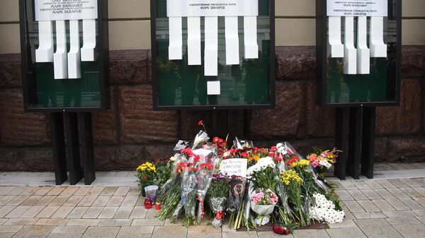 Цветы у здания театра Ленком в Москве, где проходит церемония прощания с режиссером Марком Захаровым Цветы у здания театра Ленком в Москве, где проходит церемония прощания с режиссером Марком Захаровым