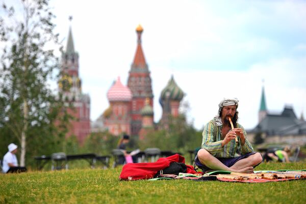 Международный фестиваль йоги в парке Зарядье Международный фестиваль йоги в парке Зарядье