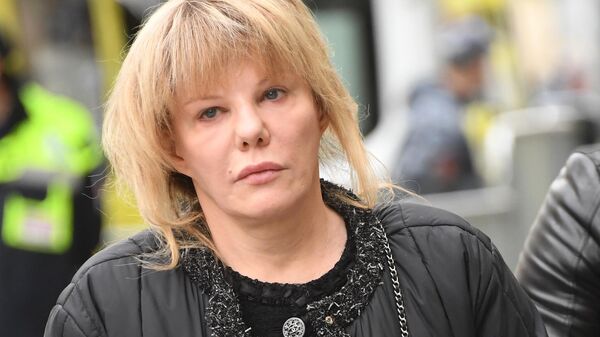 Дочь Марка Захарова, актриса Александра Захарова возле здания театра Ленком в Москве, где проходит церемония прощания с режиссером Марком Захаровым Дочь Марка Захарова, актриса Александра Захарова возле здания театра Ленком в Москве, где проходит церемония прощания с режиссером Марком Захаровым