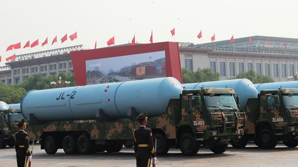 Двухступенчатая твердотопливная баллистическая ракета JL-2 (цзюйлан) на военном параде, приуроченном к 70-летию образования Китая, в Пекине Двухступенчатая твердотопливная баллистическая ракета JL-2 (цзюйлан) на военном параде, приуроченном к 70-летию образования Китая, в Пекине
