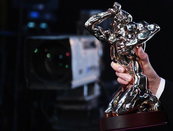 Статуэтка Орфей на торжественной церемонии вручения премии ТЭФИ-2019 в Московском театре мюзикла Статуэтка Орфей на торжественной церемонии вручения премии ТЭФИ-2019 в Московском театре мюзикла