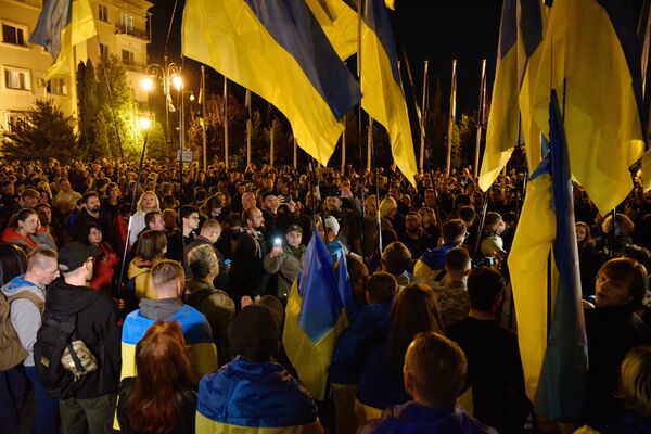 Участники акции Нет Капитуляции против согласования Киевом формулы Штайнмайера по урегулированию в Донбассе возле здания администрации президента в Киеве Участники акции Нет Капитуляции против согласования Киевом формулы Штайнмайера по урегулированию в Донбассе возле здания администрации президента в Киеве