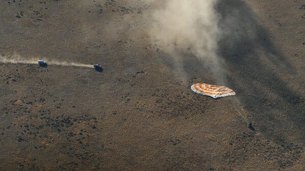 Спасатели начали эвакуацию экипажа вернувшегося с МКС "Союза МС-12"