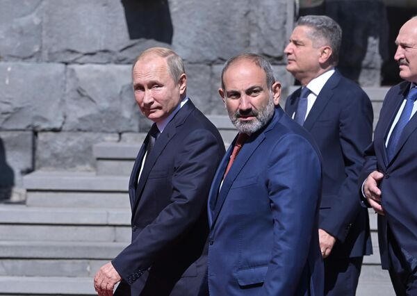 Президент РФ Владимир Путин перед церемонией совместного фотографирования глав делегаций государств-участников ВЕЭС в Ереване Президент РФ Владимир Путин перед церемонией совместного фотографирования глав делегаций государств-участников ВЕЭС в Ереване