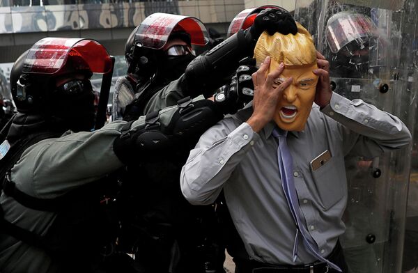 Акция протеста в торговом районе Causeway Bay в Гонконге Акция протеста в торговом районе Causeway Bay в Гонконге