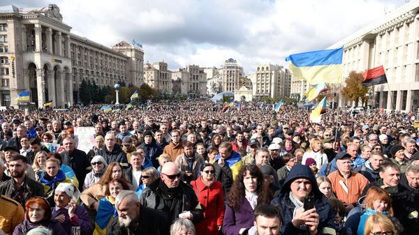 Участники акции Нет Капитуляции против согласования Киевом формулы Штайнмайера по урегулированию в Донбассе на площади Независимости в Киеве Участники акции Нет Капитуляции против согласования Киевом формулы Штайнмайера по урегулированию в Донбассе на площади Независимости в Киеве
